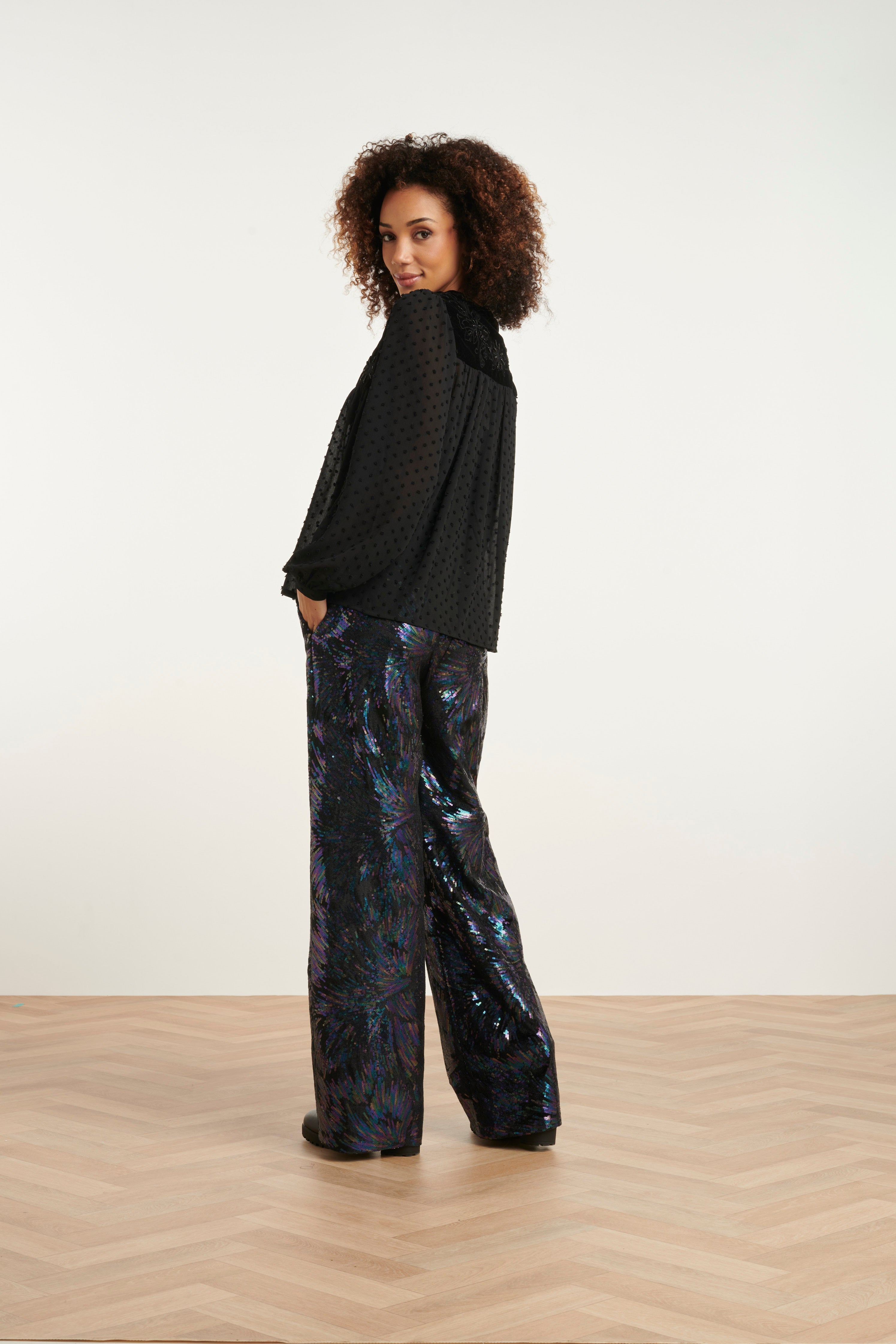 24806 E Elegante Gestippeld Chiffon Top | Black