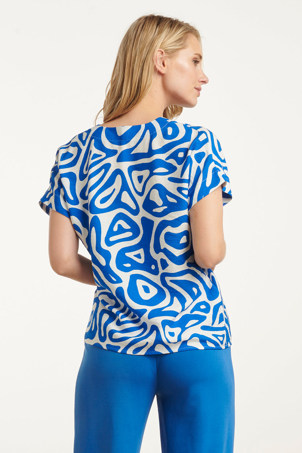 25002 V-Hals Top Met Te Abstracte Printlosse Pasvorm | Cobalt Blue-White