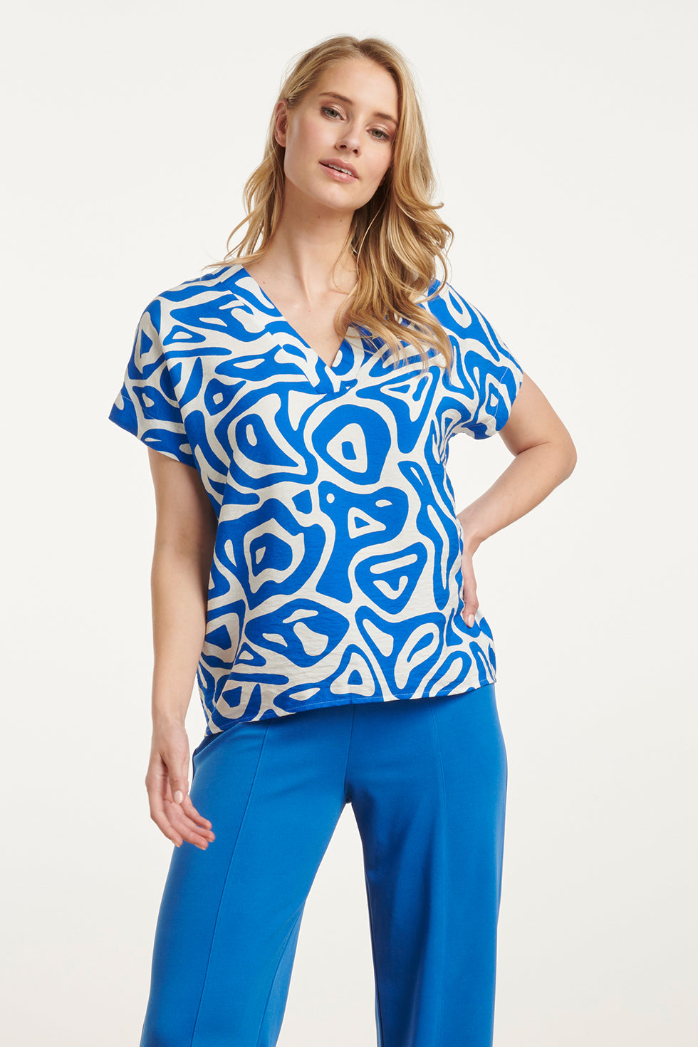 25002 V-Hals Top Met Te Abstracte Printlosse Pasvorm | Cobalt - White