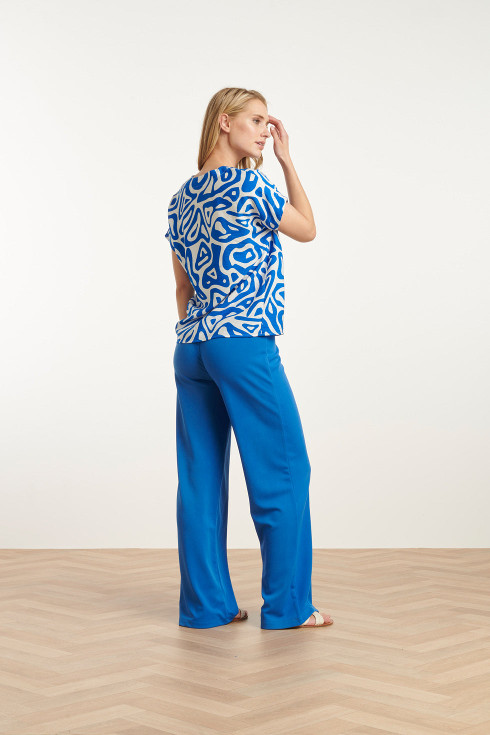 25002 V-Hals Top Met Te Abstracte Printlosse Pasvorm | Cobalt Blue-White