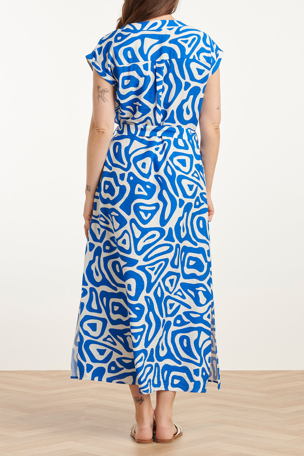25003 Midi Jurk Met Te Abstracte Print | Cobalt Blue-White