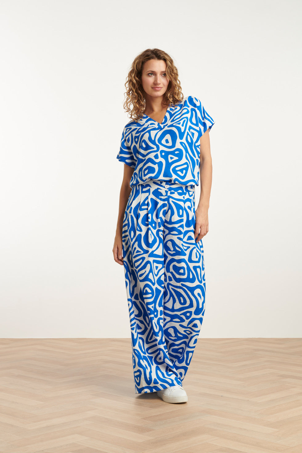 25004 Wijde Broek Met Te Abstracte Print | Cobalt Blue-White