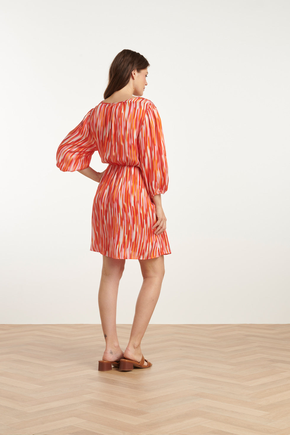 25007 Gestreepte Satijn Jurk Met Driekwart Mouwen | Red-Multicolour