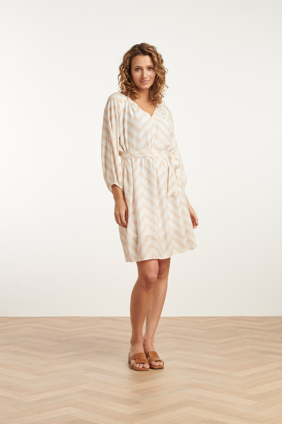 25014 Zachtevloeiende 3/4 Mouw Jurk Met Zigzag Print | Sand-Off White