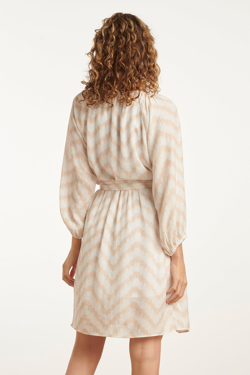 25014 Zachtevloeiende 3/4 Mouw Jurk Met Zigzag Print | Sand-Off White