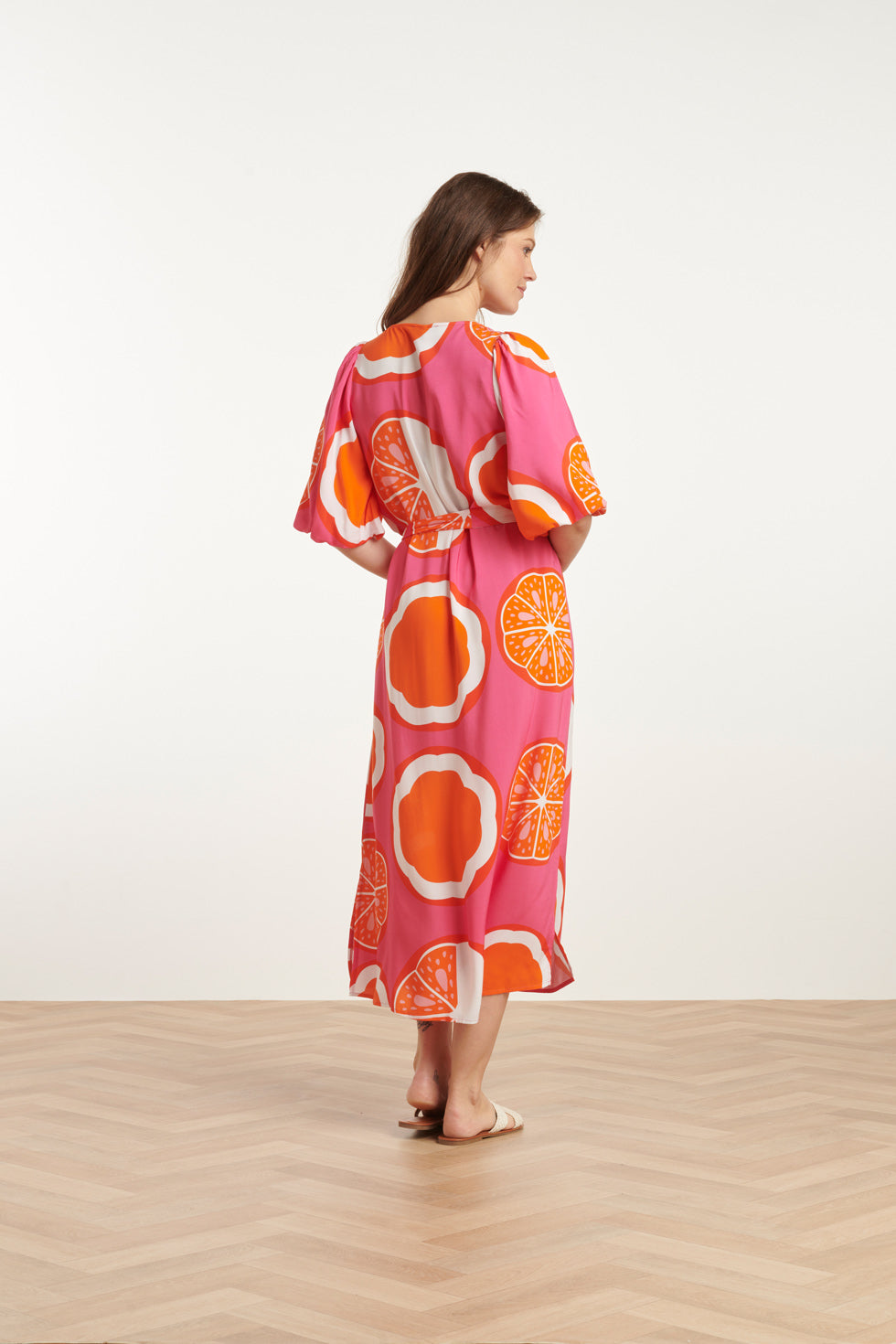 25028 V-Neck Midi Jurk Met Ballonmouwengrafisch Fruitprint | Pink-Multicolour
