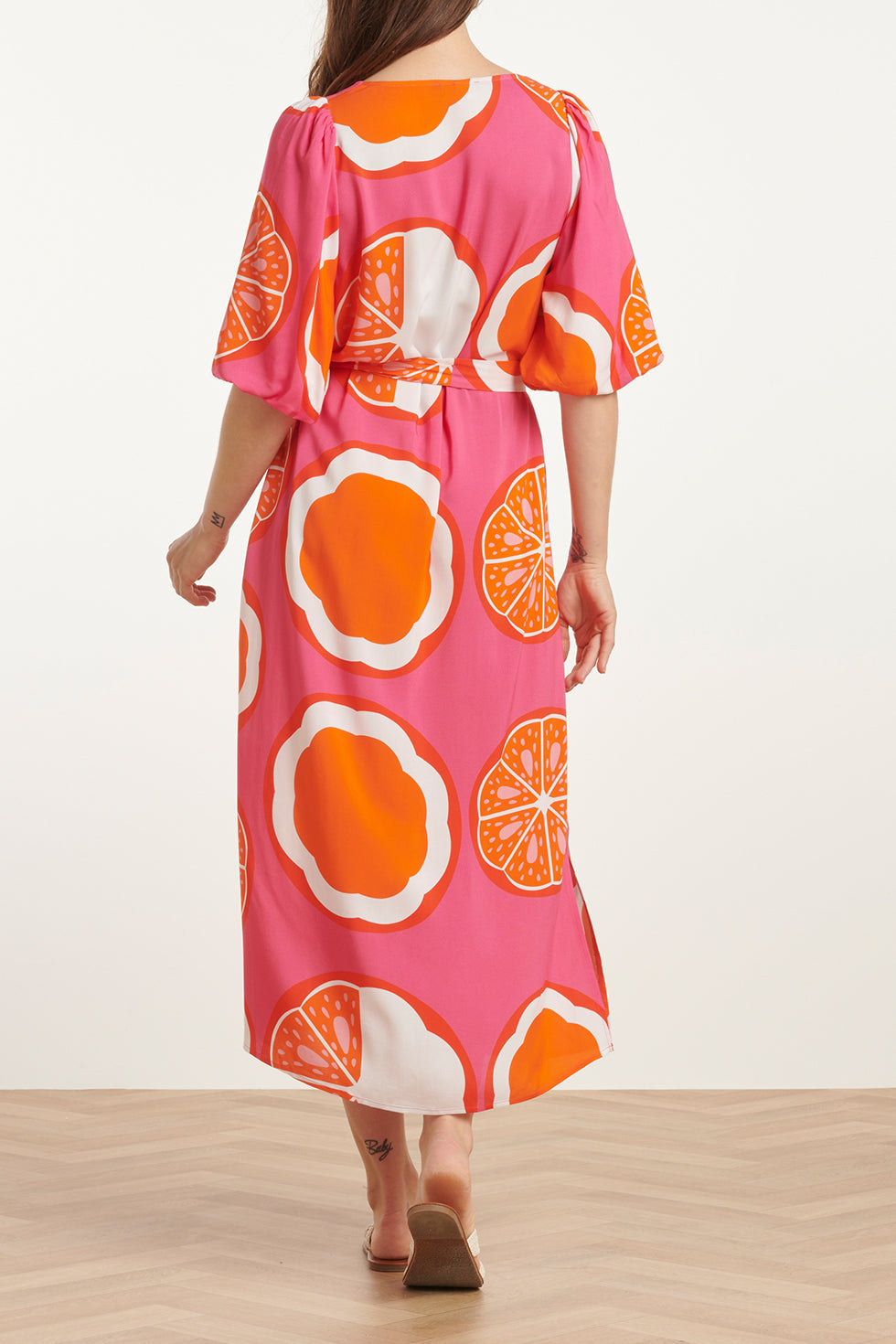 25028 V-Neck Midi Jurk Met Ballonmouwengrafisch Fruitprint | Pink-Multicolour