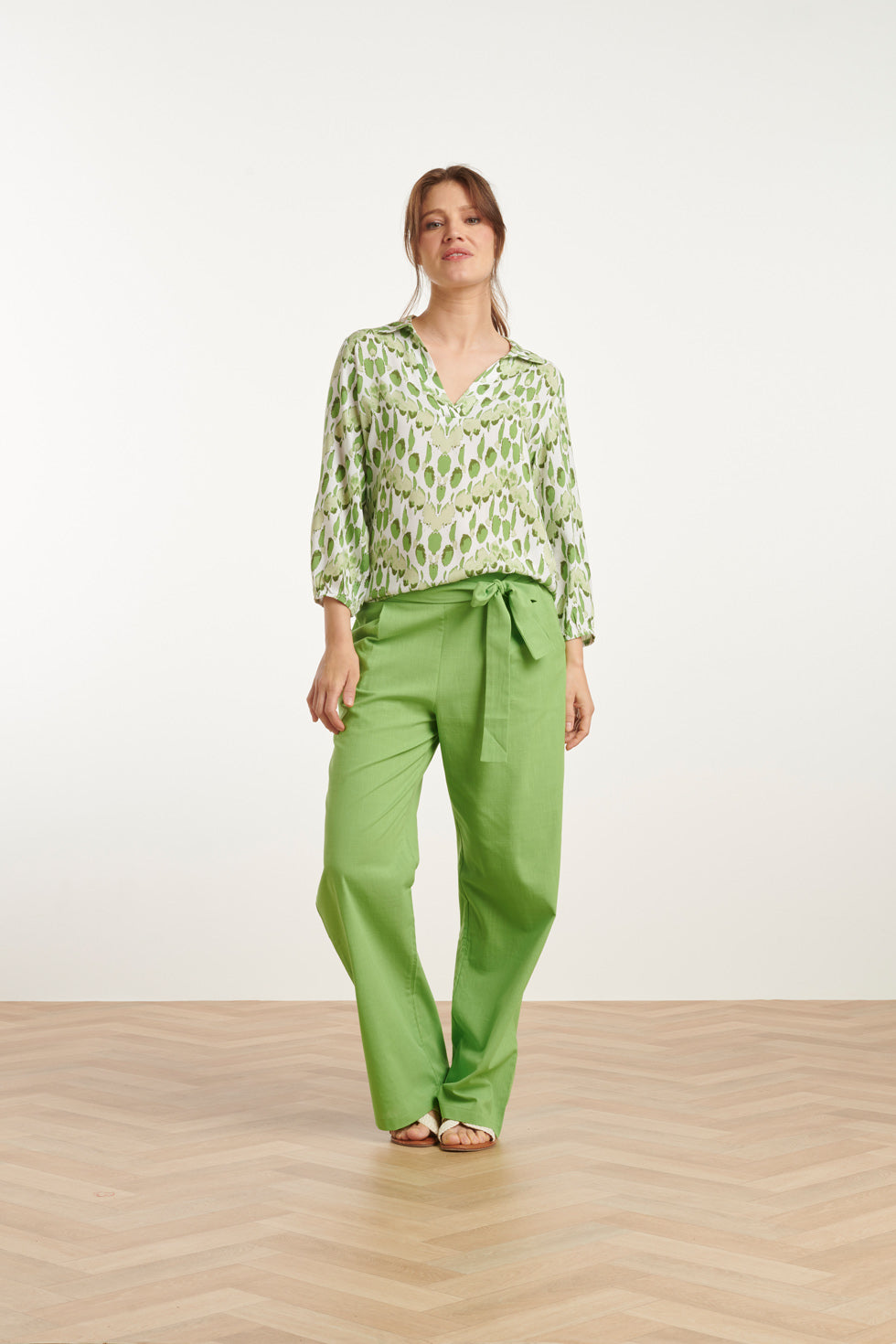 25031 V-Hals Bloes Met Slangenprint | White-Light Green