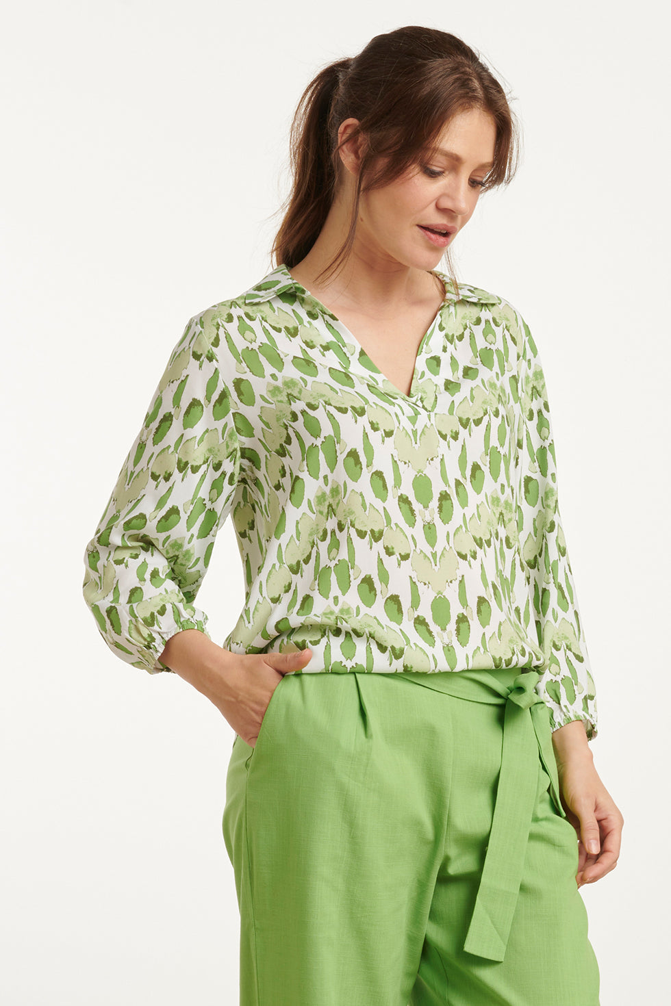 25031 V-Hals Bloes Met Slangenprint | White-Light Green