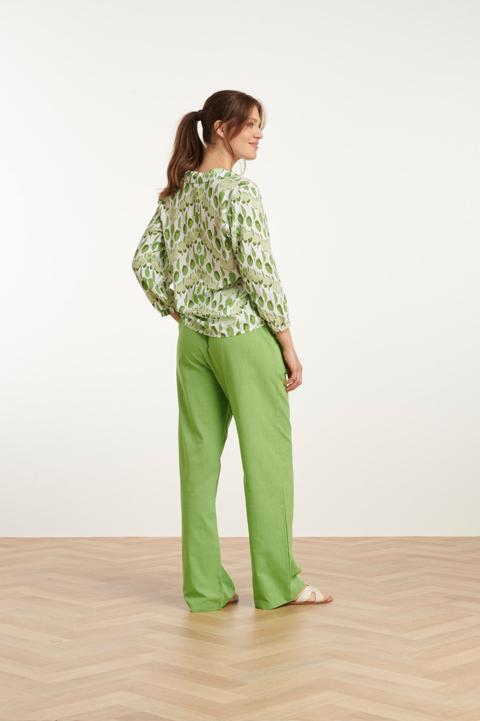 25031 V-Hals Bloes Met Slangenprint | White-Light Green