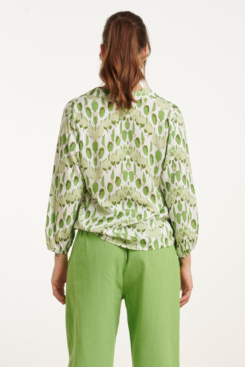 25031 V-Hals Bloes Met Slangenprint | White-Light Green