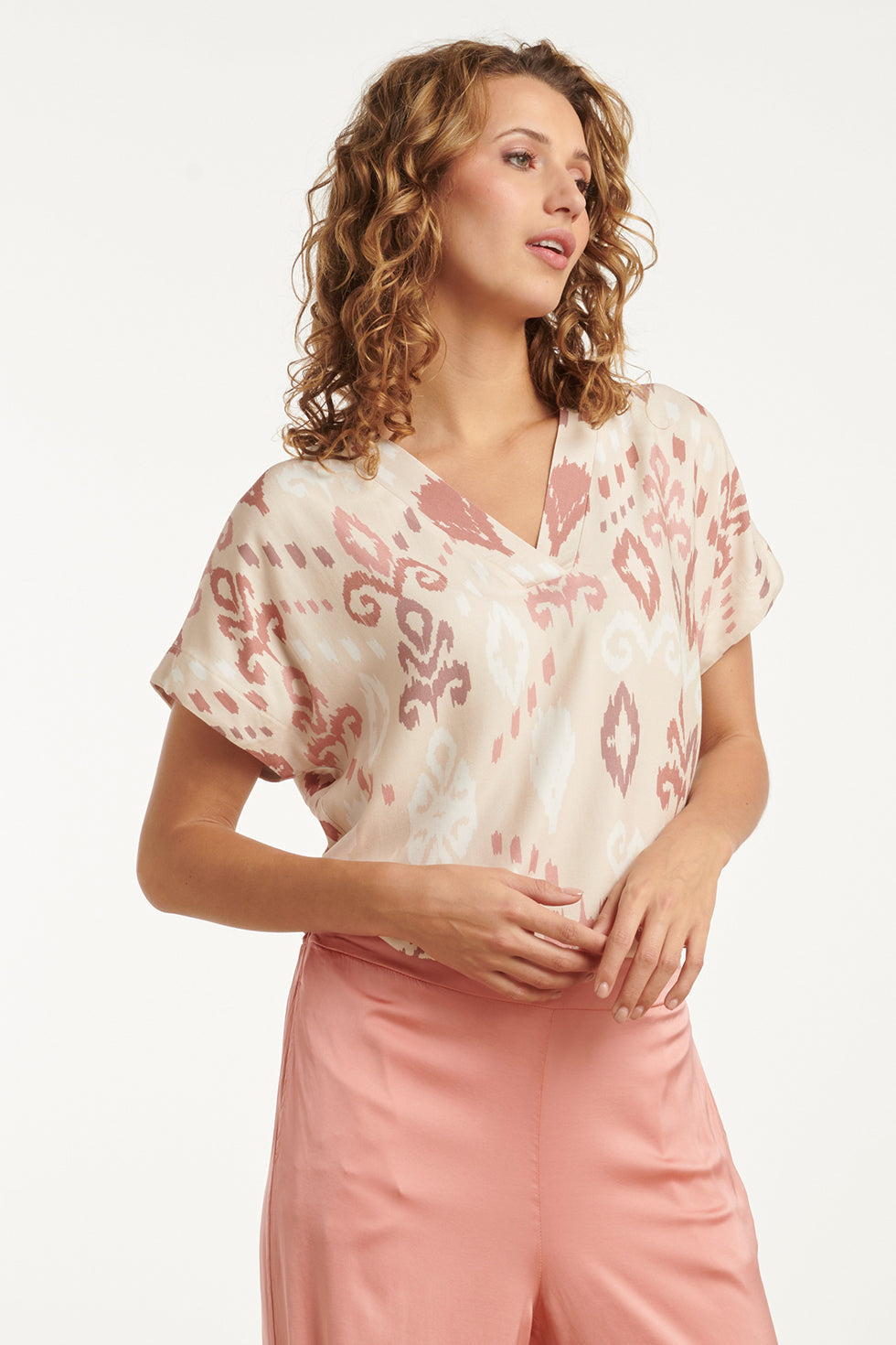 25045 V-Hals Paneel Top Met Een Groot Aztec Print-Nude Tinten | Sand-Multicolour