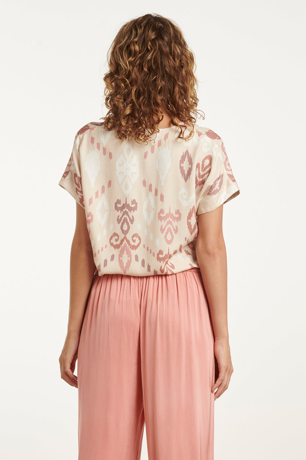 25045 V-Hals Paneel Top Met Een Groot Aztec Print-Nude Tinten | Sand-Multicolour