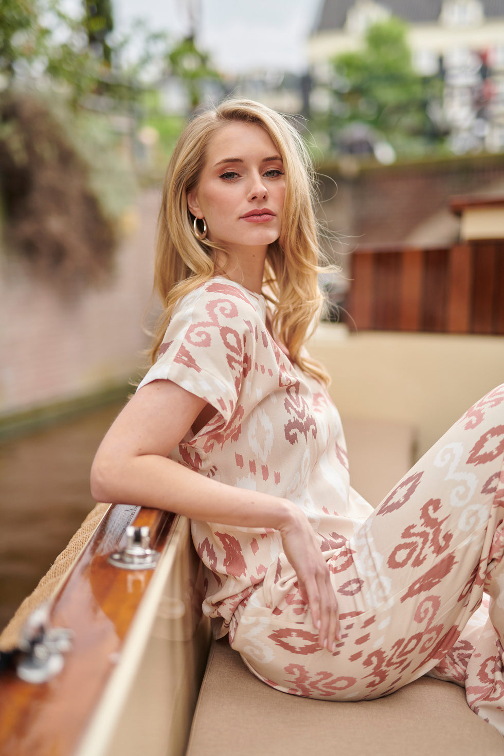 25045 V-Hals Paneel Top Met Een Groot Aztec Print-Nude Tinten | Sand-Multicolour