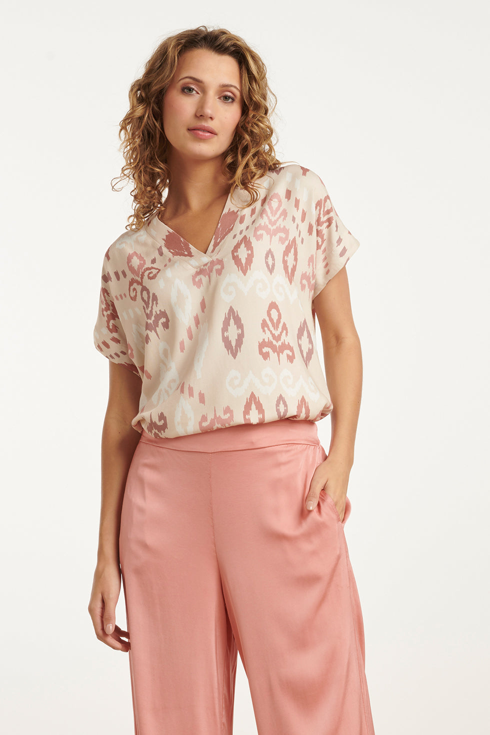 25045 V-Hals Paneel Top Met Een Groot Aztec Print-Nude Tinten | Sand-Multicolour