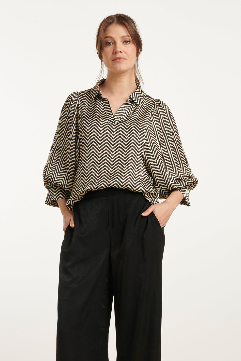 25049 Zigzag Print Top Met Kraag3/4 Puff Mouwen | Off White - Black