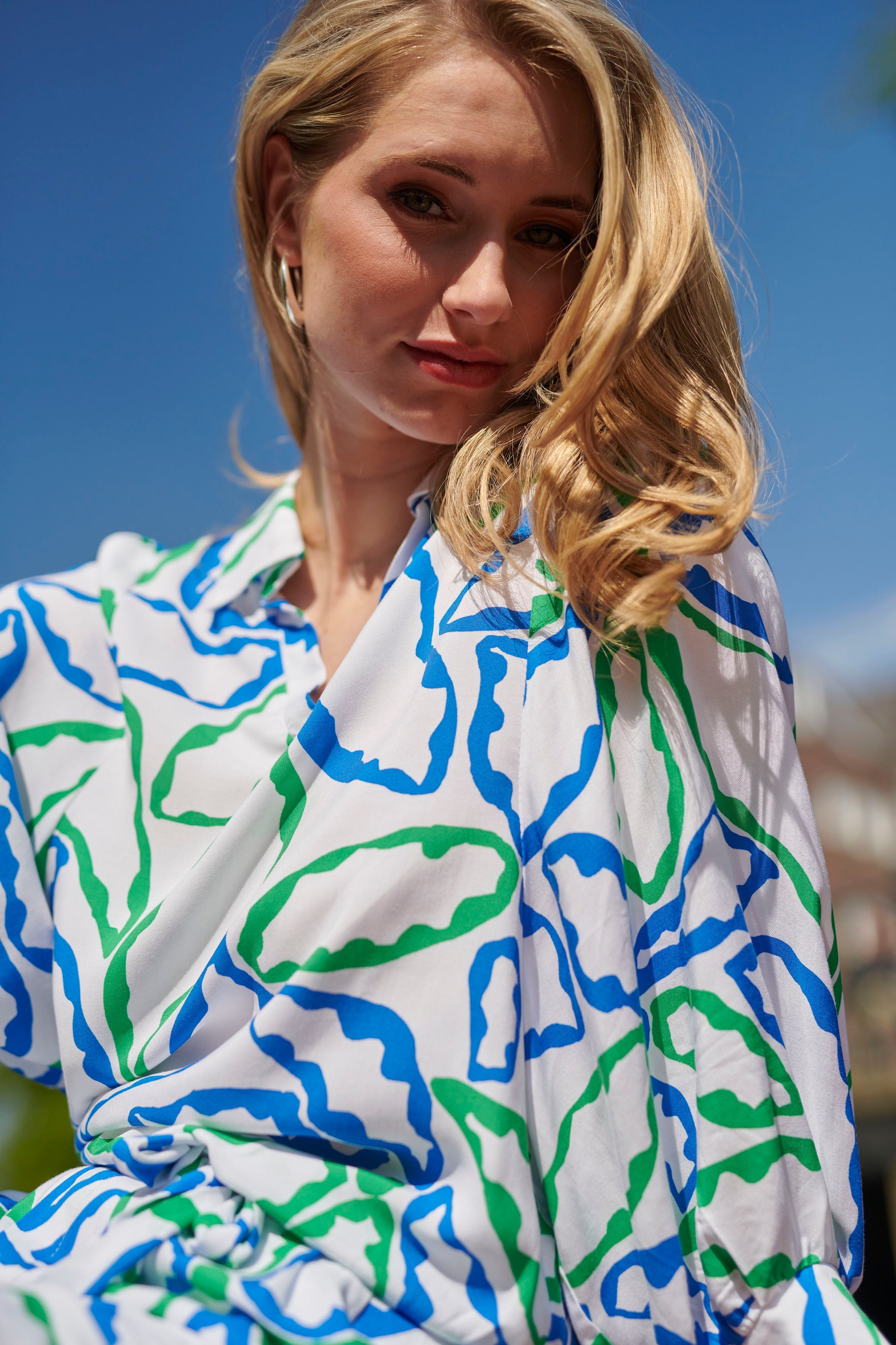 25053 Te Top Met V-Halskobalt Bloemenprint | Cobalt-Green
