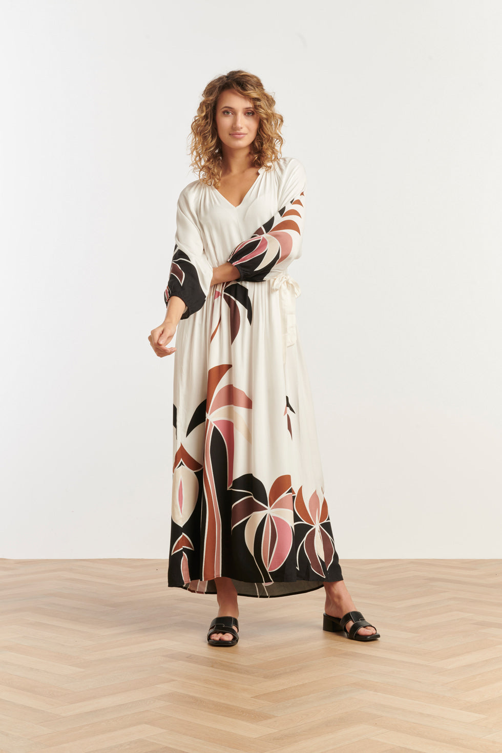 25057 Off White Flowy Maxi Jurk Met Mauve Palm Print | Sand-Multicolour
