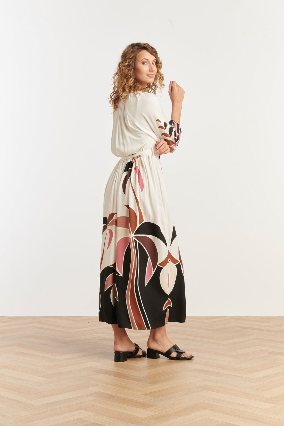 25057 Off White Flowy Maxi Jurk Met Mauve Palm Print | Sand-Multicolour
