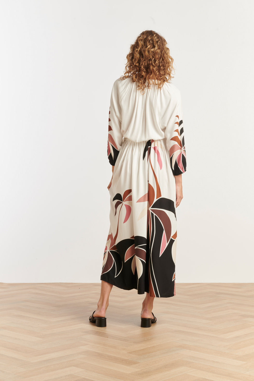 25057 Off White Flowy Maxi Jurk Met Mauve Palm Print | Sand-Multicolour