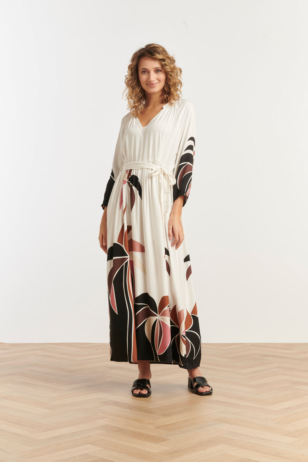 25057 Off White Flowy Maxi Jurk Met Mauve Palm Print | Sand - Muticolour