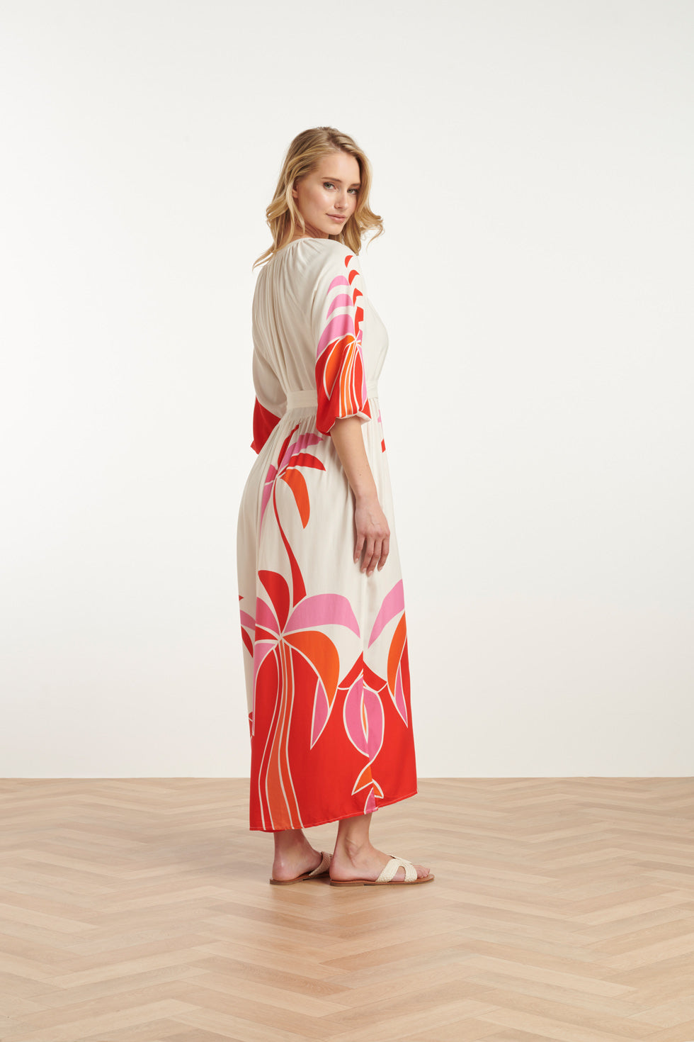 25058 Off White Flowy Maxi Jurk Met Helder Palm Print | Red-Multicolour