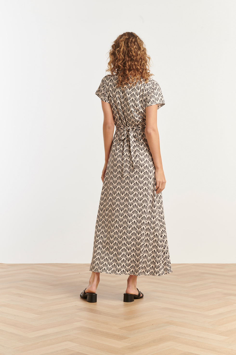 25063 E Schelpenprint Maxi-Jurk | Offwhite-Black