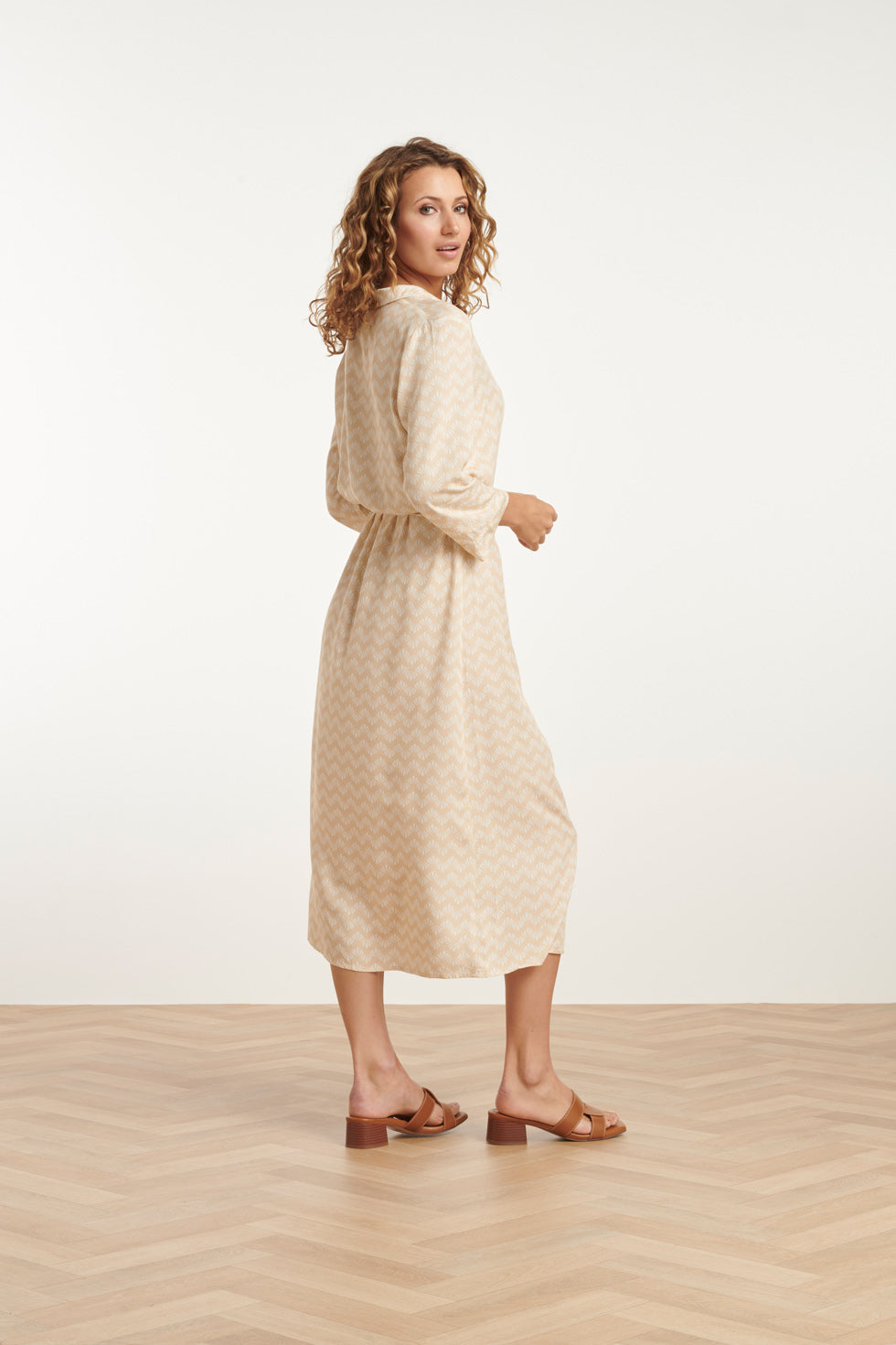 25065 Midi Jurk Met Schelpenprint | Sand-White