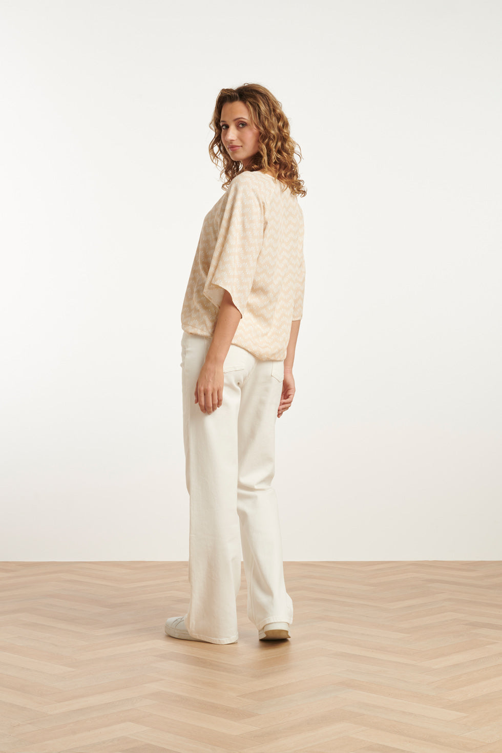 25066 Schelpenprint Top | Sand-White