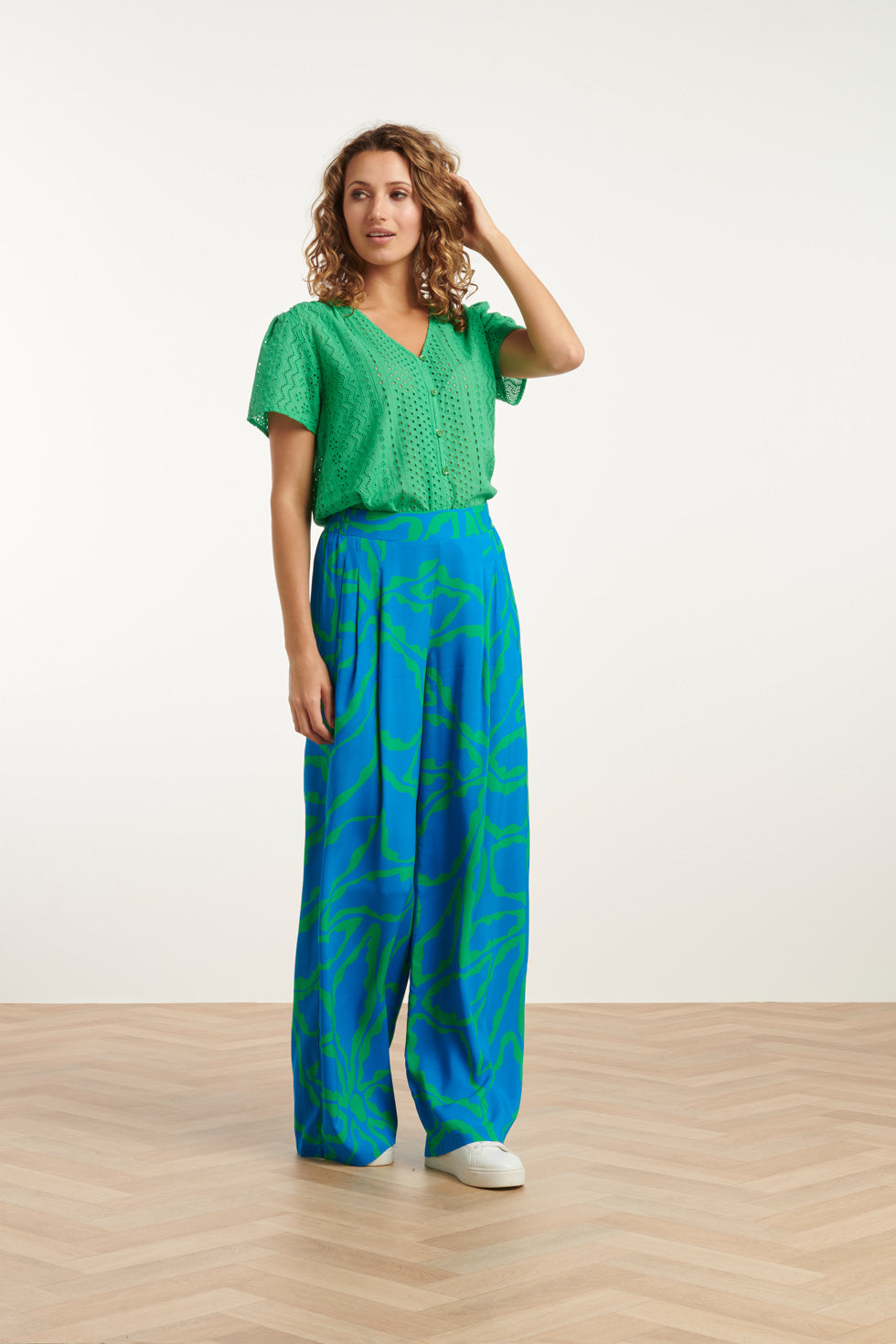 25069 Wijde Broek Met Grafische Bloemenprintfelgras | Cobalt-Green