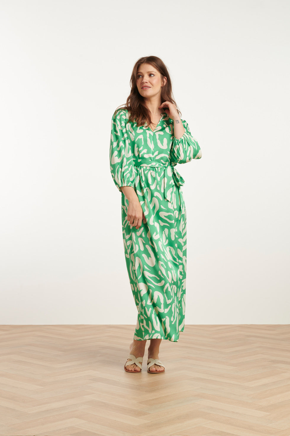 25082 Satin Maxi Jurk Met Te Dierenprint | Green-White