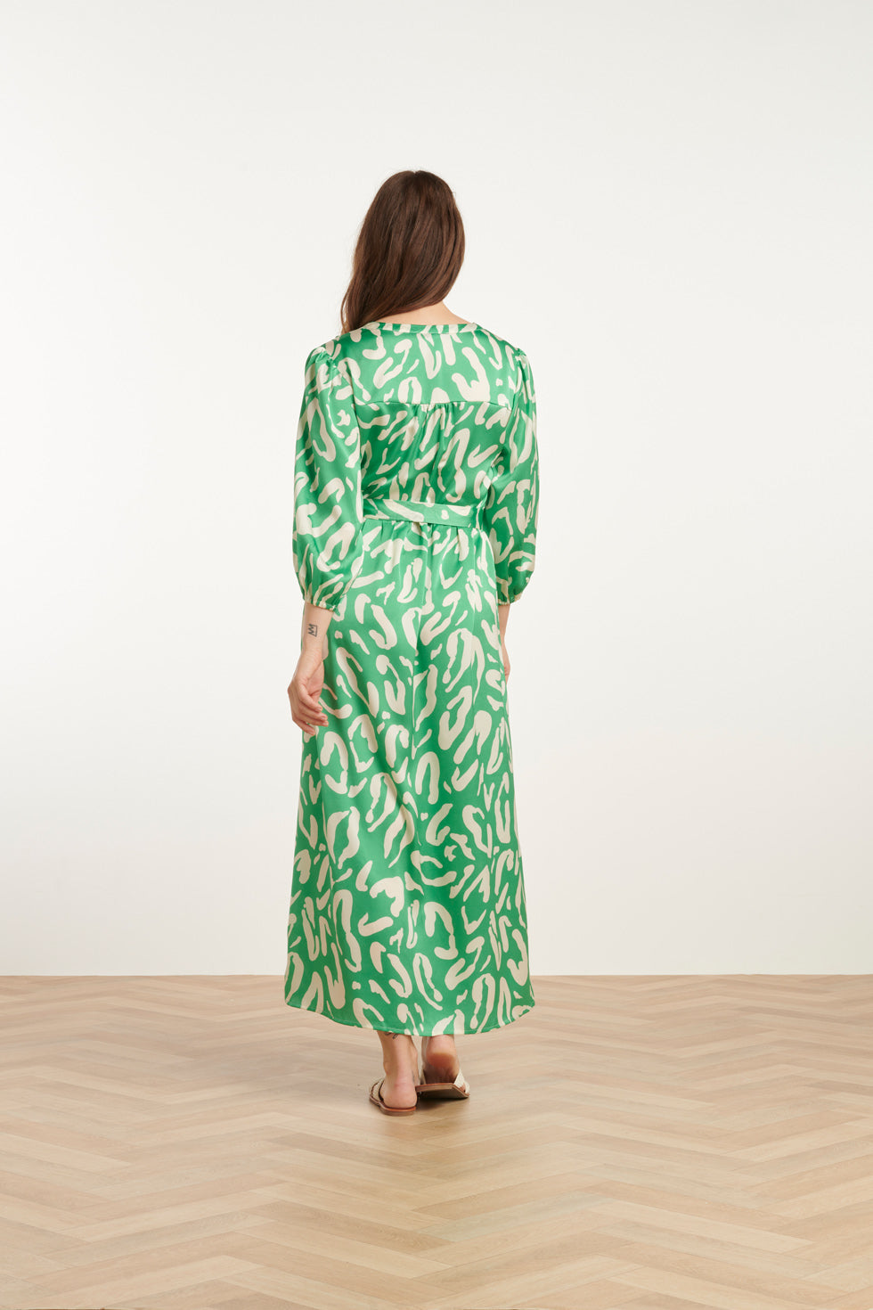 25082 Satin Maxi Jurk Met Te Dierenprint | Green-White