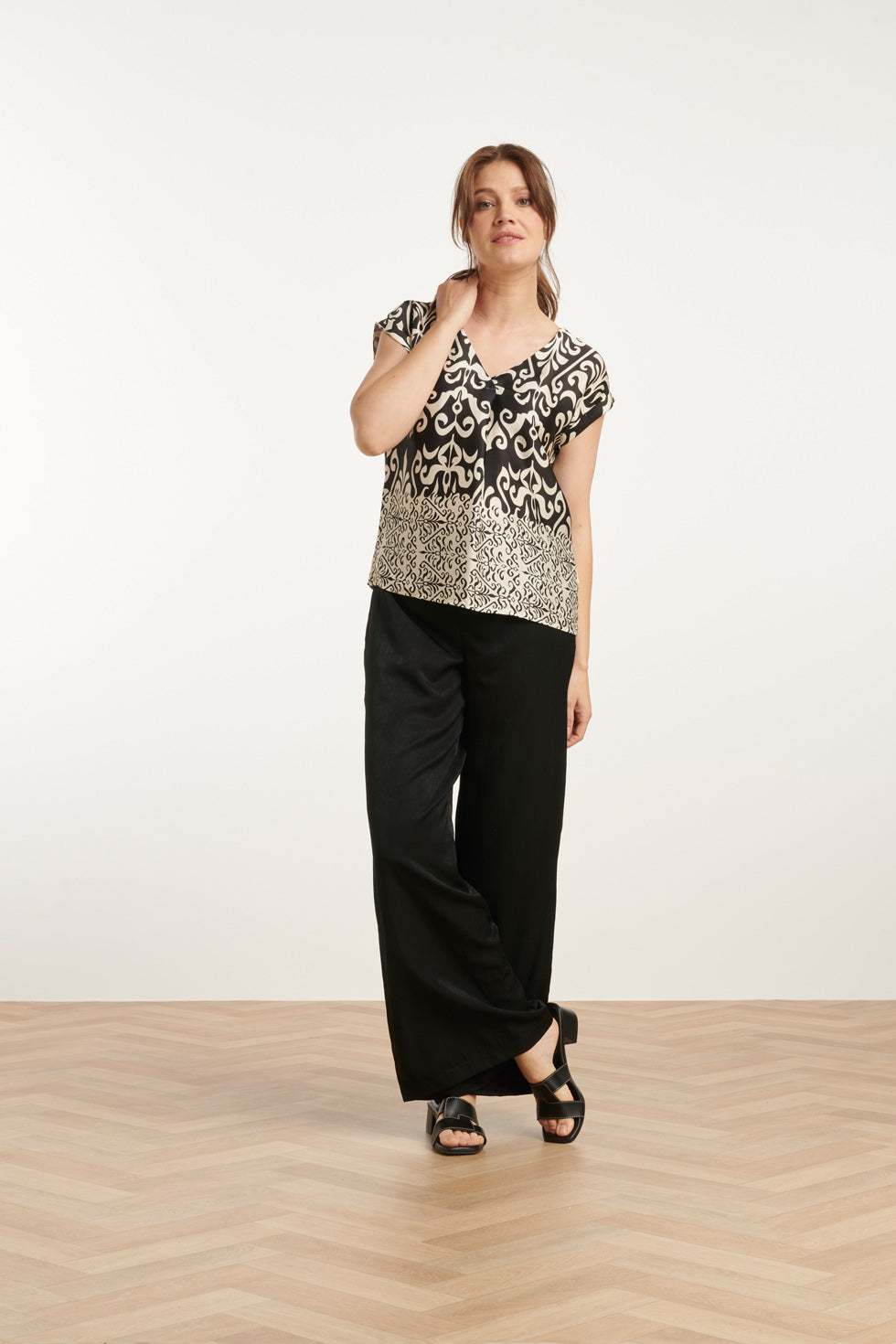 25088 -Te Satijnen Top Met Ornamentenprint | Off White - Black