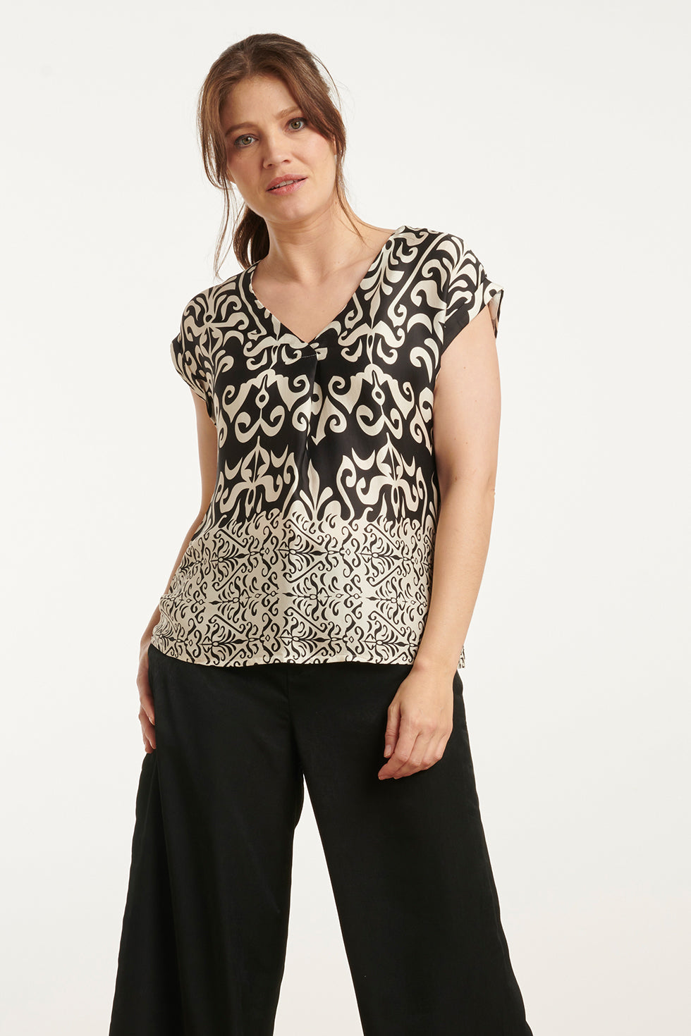 25088 -Te Satijnen Top Met Ornamentenprint | Off White - Black