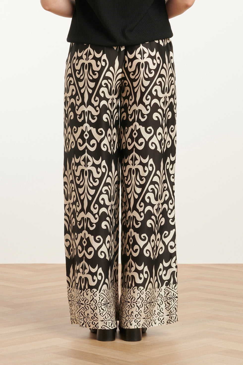 25089 E Te Satijnen Ornamentele Geprinte Broek | Off White - Black