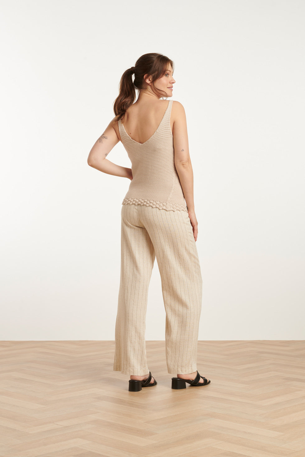 25107 E Gebreide Strappy Top Met Scallop Rand | Sand