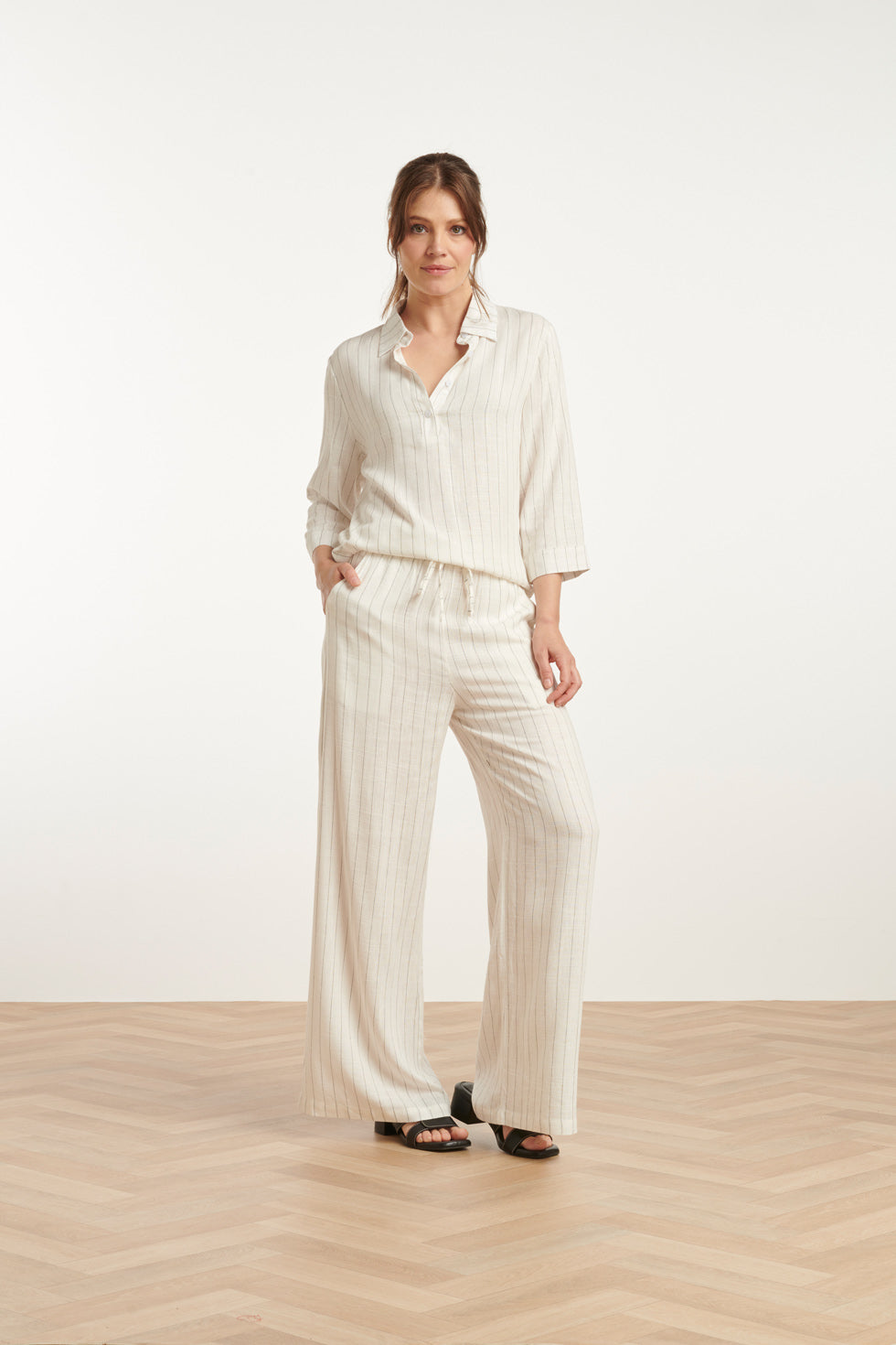 25129 Te Pinstripe Linnen Top Met V-Hals | White-Black