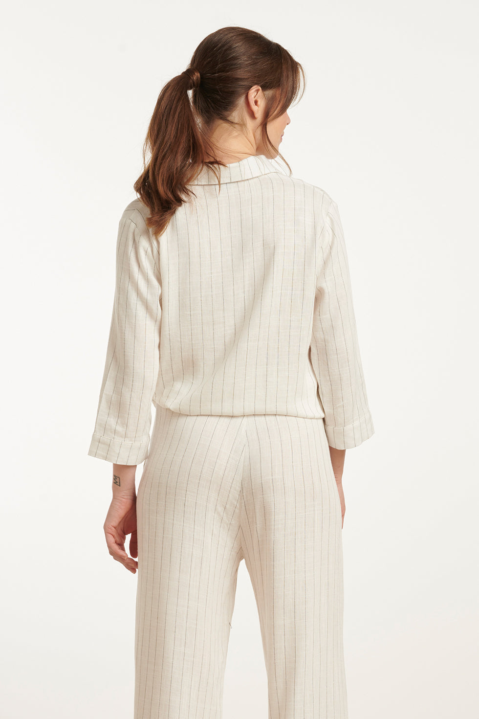 25129 Te Pinstripe Linnen Top Met V-Hals | White-Black