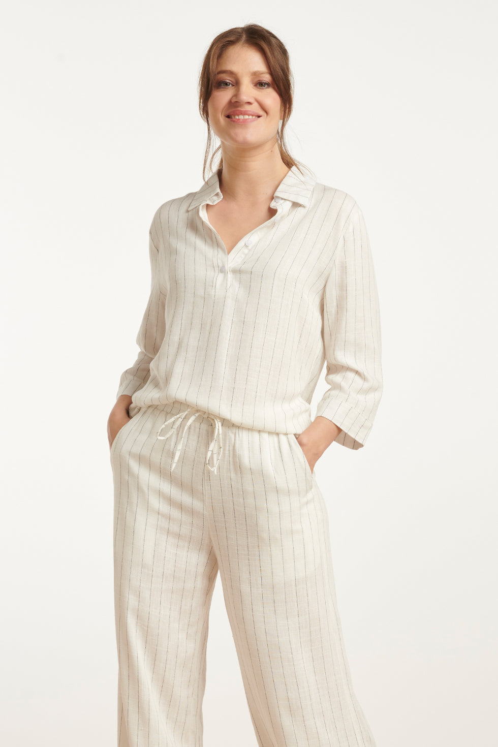 25129 Te Pinstripe Linnen Top Met V-Hals | White-Black