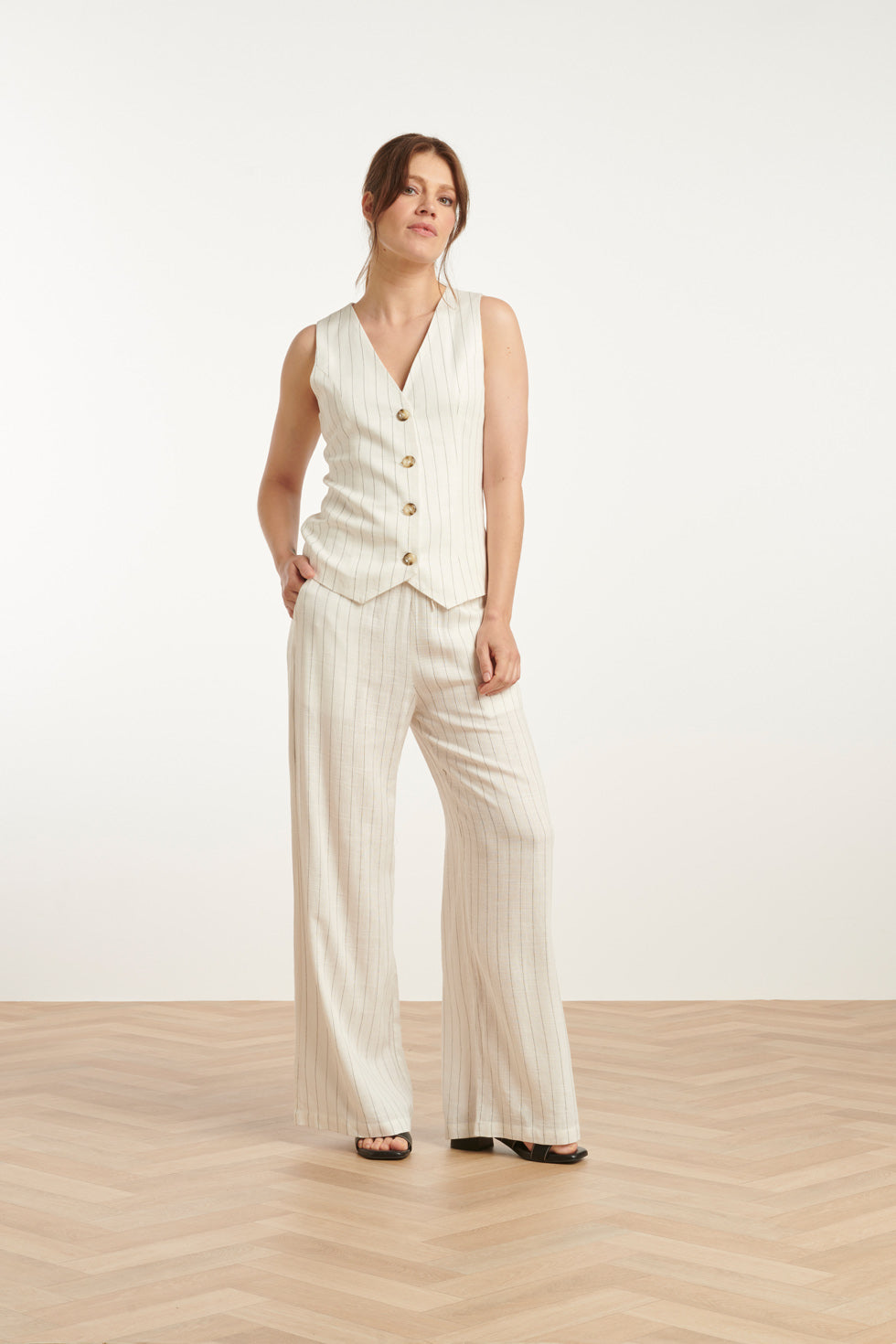 25132 Te Linnen Waistcoat | White-Black