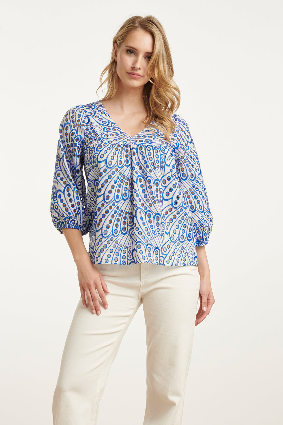 25136 Broderie Anglaise Top Met V-Hals En 3/4 Mouwen – | Cobalt Blue-White