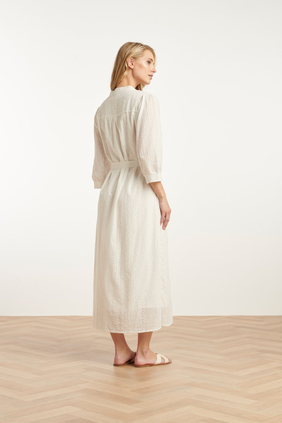 25146 Te Midi Brie Anglaise Jurk Met Knoopsluiting | White
