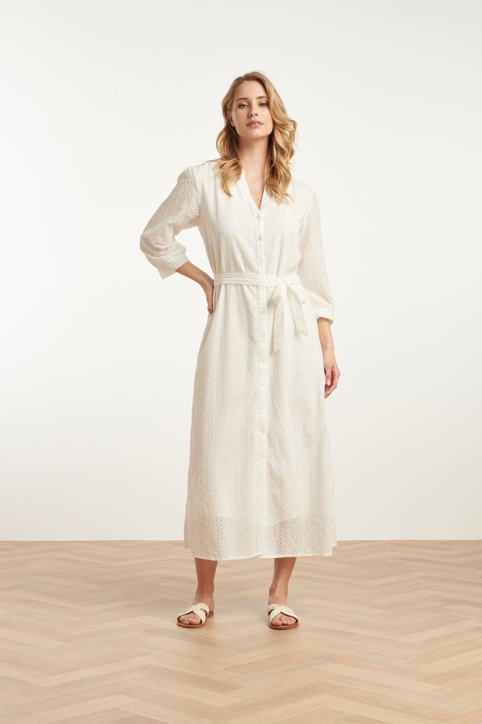 25146 Te Midi Brie Anglaise Jurk Met Knoopsluiting | White