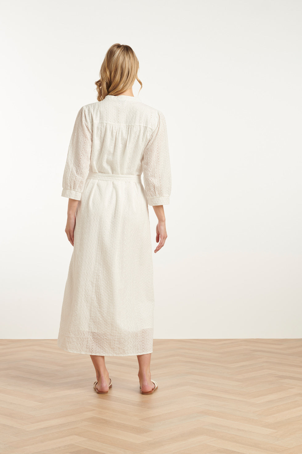 25146 Te Midi Brie Anglaise Jurk Met Knoopsluiting | White
