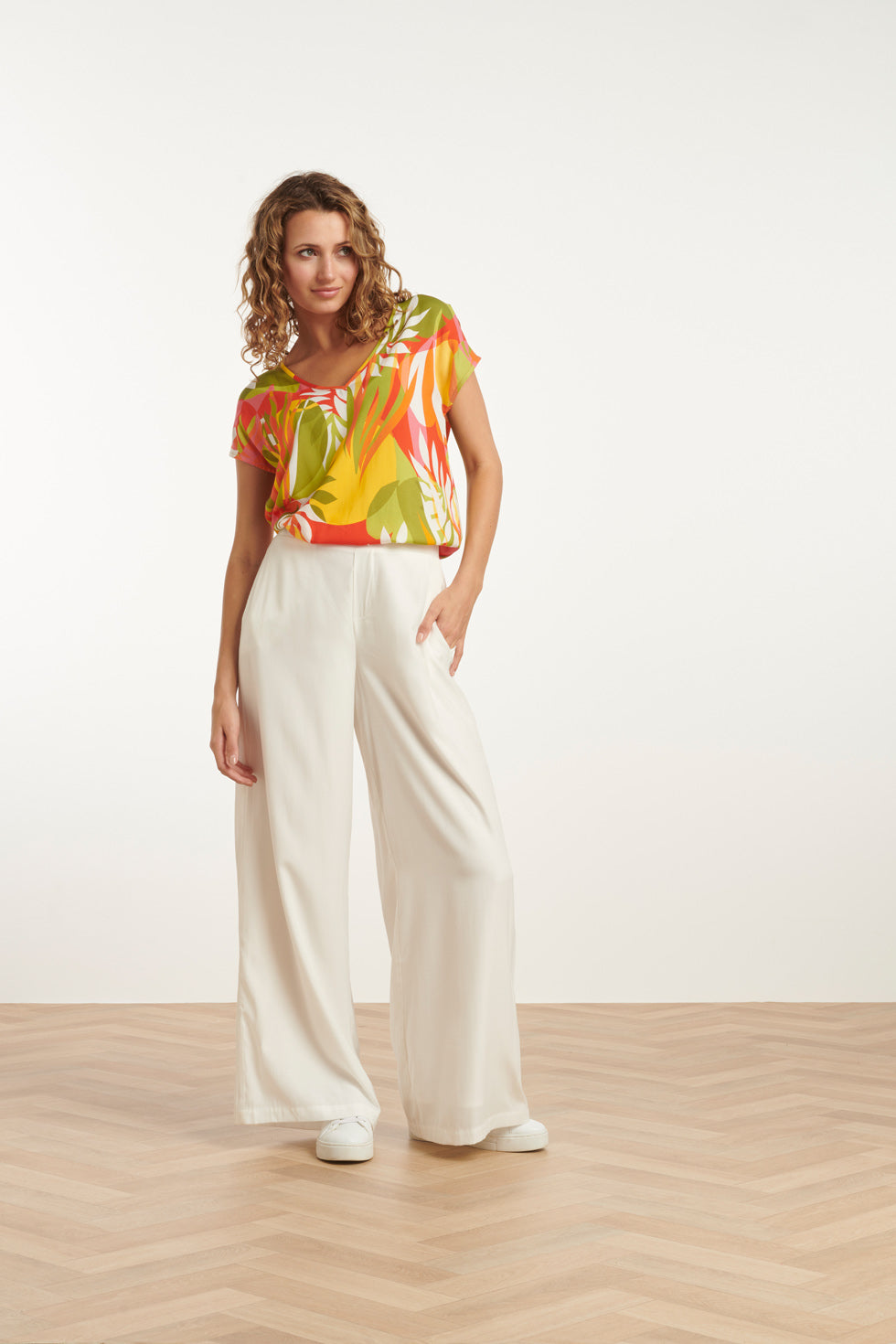 25156 Multicoloured Bladprint Top Met V-Hals | Muticolour