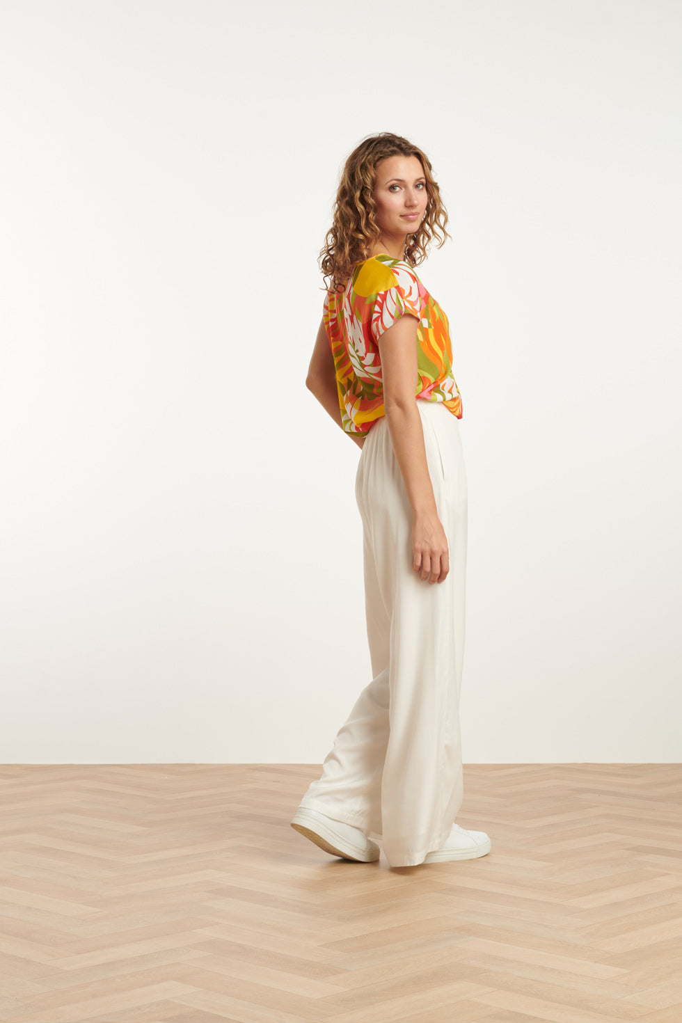 25156 Multicoloured Bladprint Top Met V-Hals | Muticolour