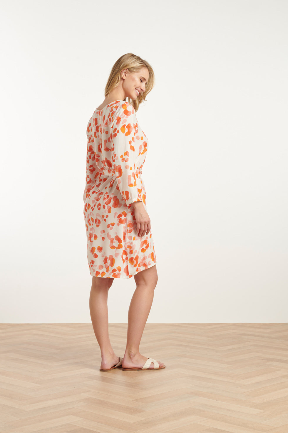 25163 Korte Jurk Met Perzik Dierenprint | Orange-Multicolour