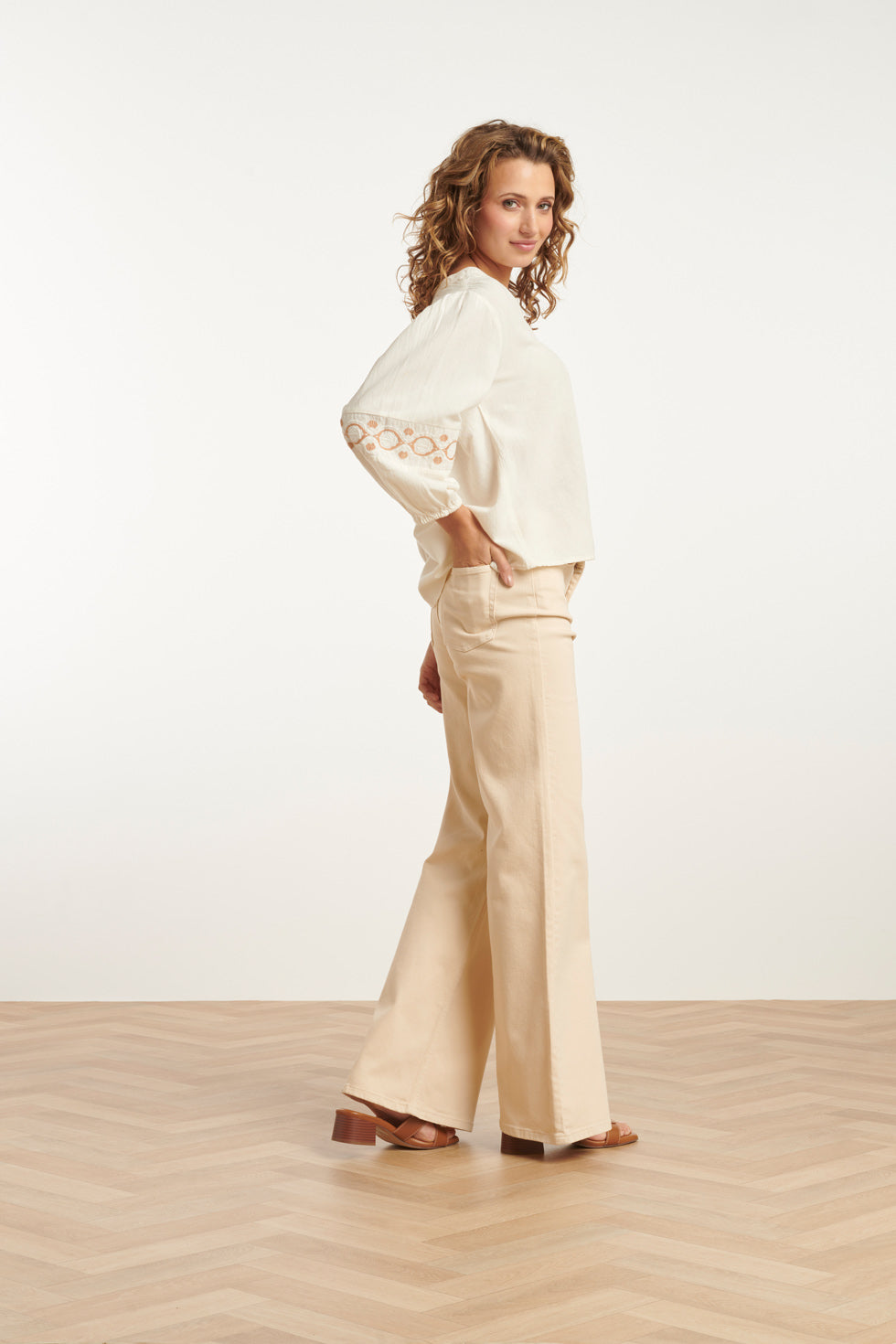 25194 Off White Top Met Geborduurde Mouwen | Sand-Off White