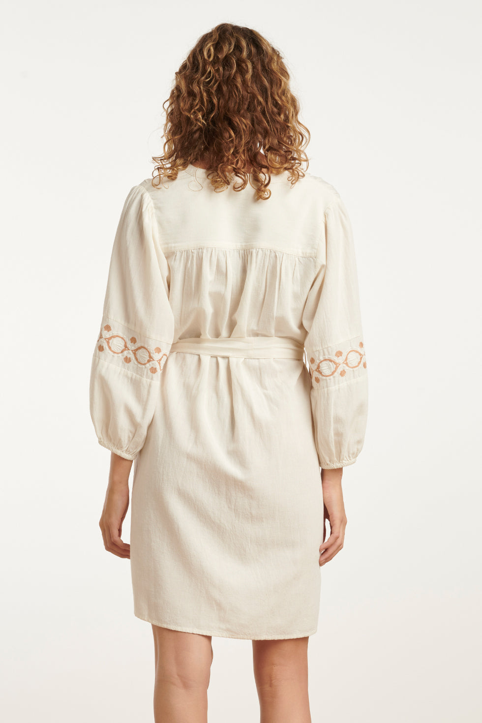 25195 Off White Jurk Met Geborduurde Mouwen | Off White - Sand