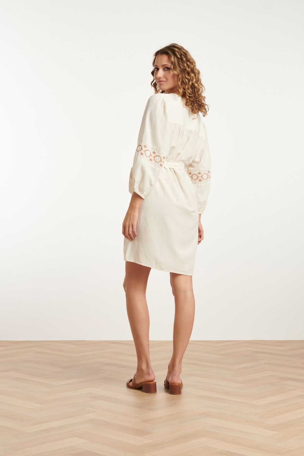 25195 Off White Jurk Met Geborduurde Mouwen | Sand-Off White